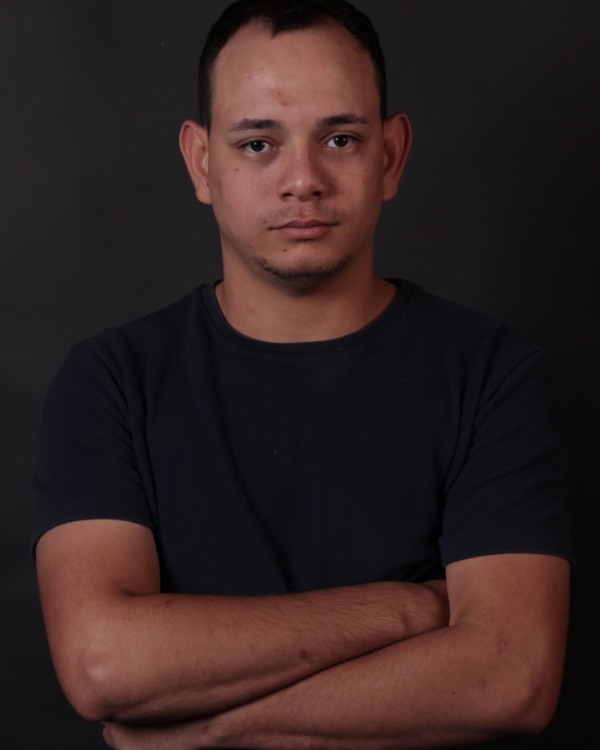 Foto de Alan Aquino em preto e branco